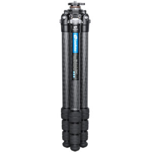 Leofoto LO-284C Tripod ingeklapt met drie pootsegmenten en rubberen draaivergrendelingen.