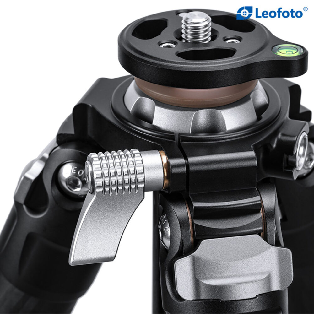 Leofoto LO-284C Tripod detailopname van metalen scharnieren en vergrendelingen van de poten.