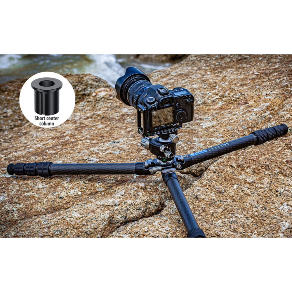 Leofoto LO-284C Tripod extreem laag bij de grond in het zand met camera voor macro- en lage hoekopnamen.