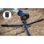 Leofoto LO-284C Tripod extreem laag bij de grond in het zand met camera voor macro- en lage hoekopnamen.
