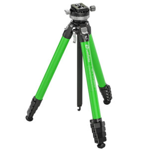 Leofoto LY-265CF Tripod groen carbon statief volledig uitgeklapt met omgekeerde kogelkop op witte achtergrond.