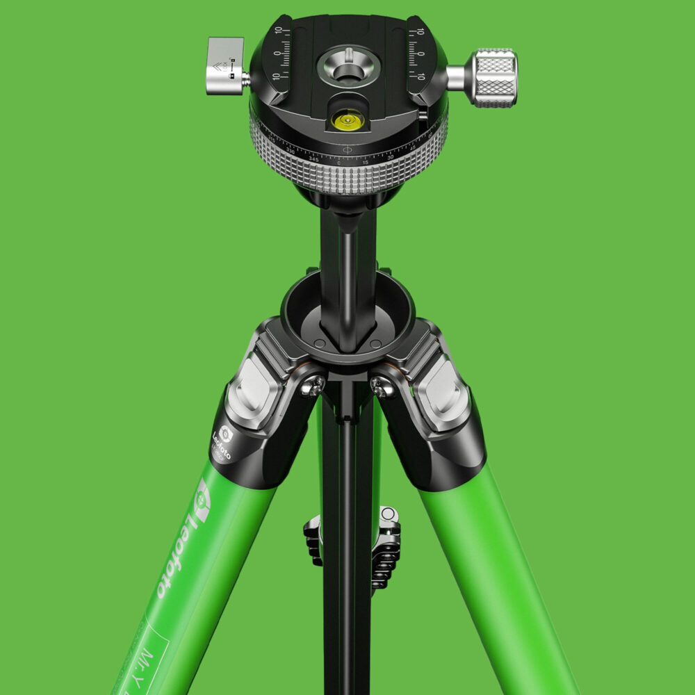 Leofoto LY-265CF Tripod bovenaanzicht op groene achtergrond met zichtbaar Y-middendeel en geïntegreerde kogelkop.