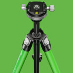Leofoto LY-265CF Tripod bovenaanzicht op groene achtergrond met zichtbaar Y-middendeel en geïntegreerde kogelkop.