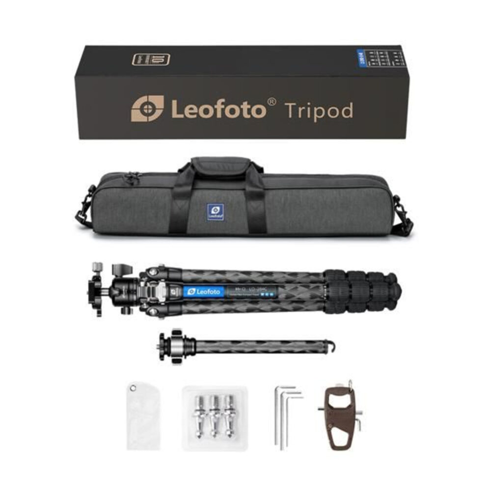 Leofoto LQ-284C Tripod complete set met statief, extra kolom, gereedschap, spikes, draagtas en verpakking overzichtelijk uitgestald.