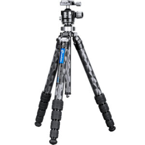 Leofoto LQ-365C + LH-47 Tripod carbon Mr.Q-statief volledig uitgeklapt met hoge werkhoogte en LH-47 kogelkop.
