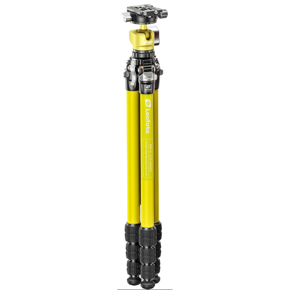 Leofoto LY-224C Tripod geel carbon statief rechtop met drie poten en blauwe Mr.Y-markering op witte achtergrond.
