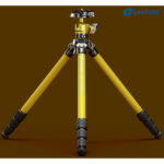 Leofoto LY-224C Tripod geel volledig uitgeklapt op warme bruine achtergrond voor stedelijke reisfotografie.