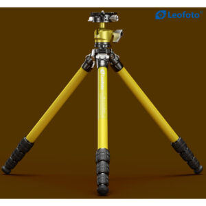 Leofoto LY-224C Tripod geel volledig uitgeklapt op warme bruine achtergrond voor stedelijke reisfotografie.