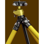 Leofoto LY-224C Tripod detail van scharnier en middenzuil met geel statiefbeen op bruine achtergrond.
