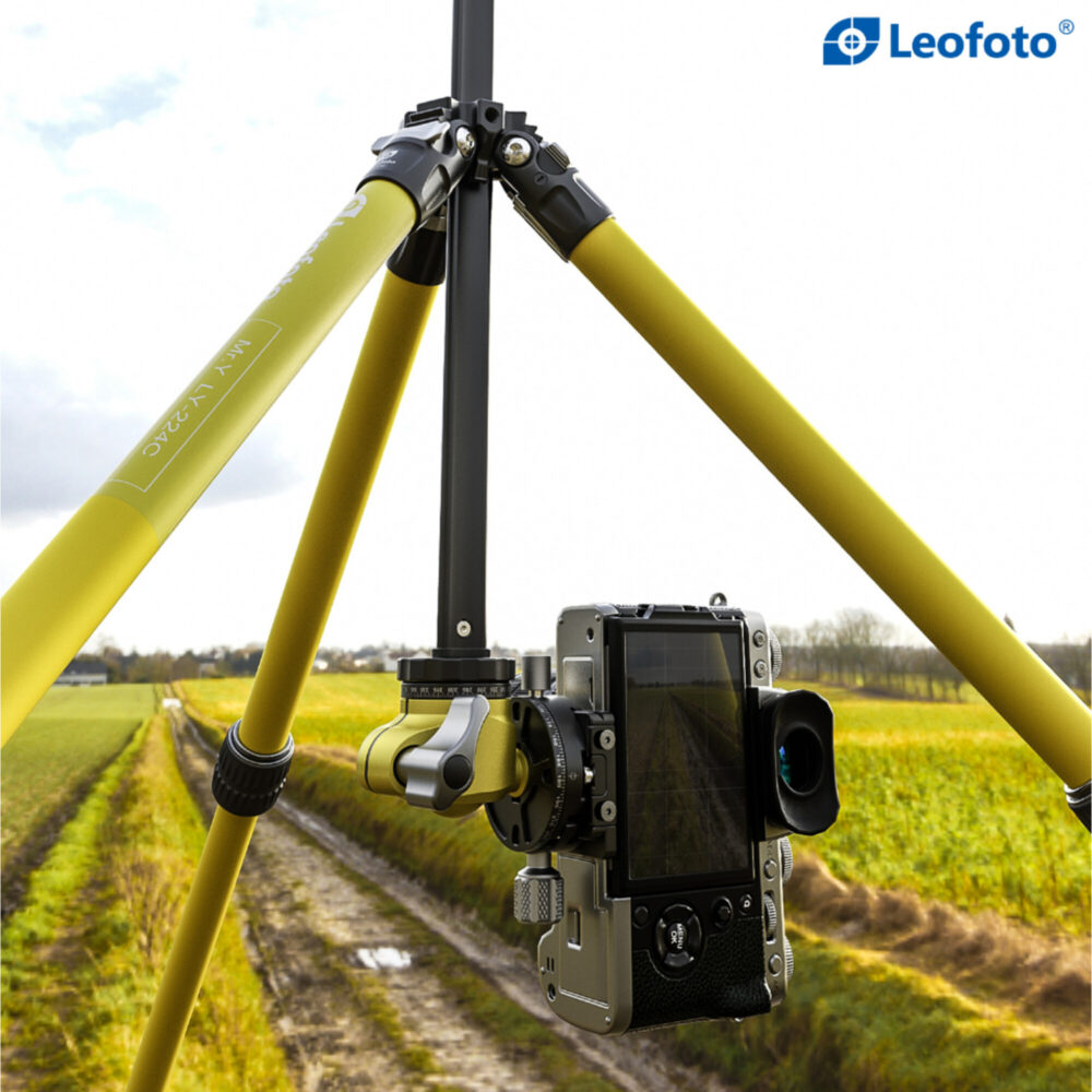 Leofoto LY-224C Tripod laag bij de grond opgesteld in het gras met zijwaarts gerichte camera.