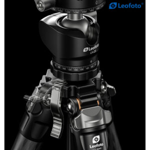 Leofoto LY-224C Tripod close-up van zwarte LH-25R kogelkop met Arca-Swiss snelkoppeling op donkere achtergrond.
