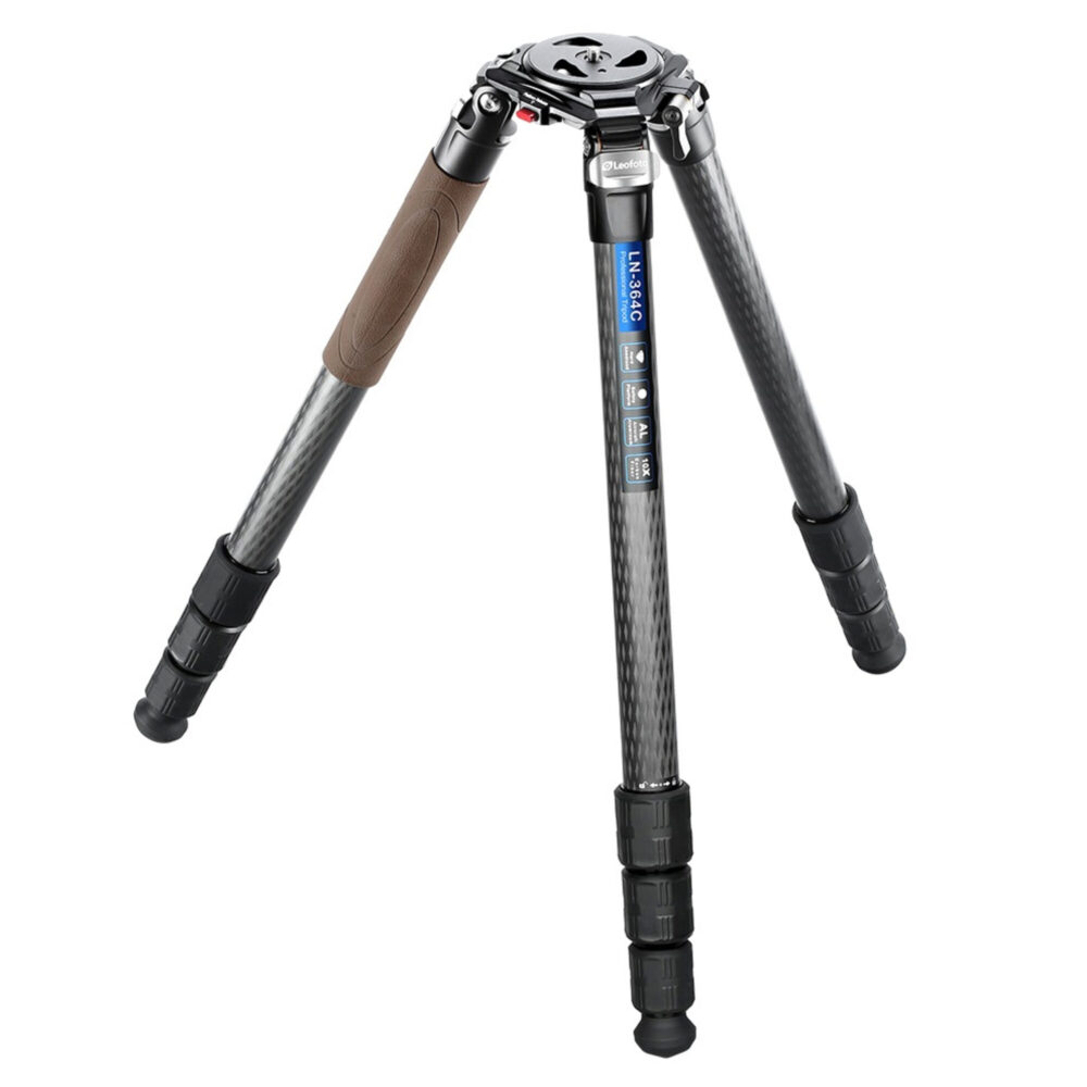 Leofoto LN-364C Tripod volledig uitgeklapt met dikke carbon poten en schuimrubberen beenwarmers.