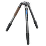 Leofoto LN-364C Tripod volledig uitgeklapt met dikke carbon poten en schuimrubberen beenwarmers.