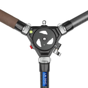 Leofoto LN-364C Tripod bovenaanzicht van modulaire montageplaat met waterpaslibel en vergrendelingen.