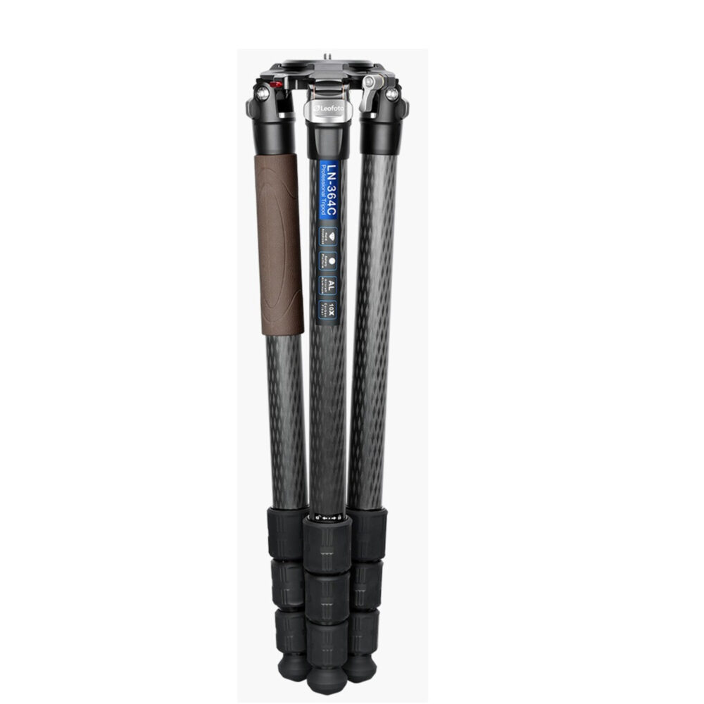 Leofoto LN-364C Tripod compact opgevouwen met drie pootsegmenten en draaivergrendelingen.
