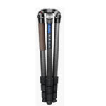 Leofoto LN-364C Tripod compact opgevouwen met drie pootsegmenten en draaivergrendelingen.