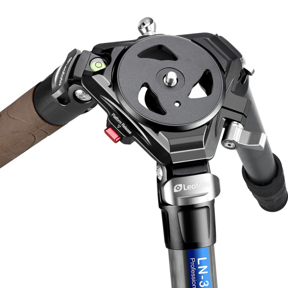 Leofoto LN-364C Tripod close-up van scharnier en kantelbare montageplaat op de statiefschouder.