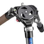 Leofoto LN-364C Tripod close-up van scharnier en kantelbare montageplaat op de statiefschouder.