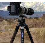 Leofoto LN-364C Tripod in gebruik met grote telelenscamera opgesteld in berglandschap voor wildlife-opnamen.
