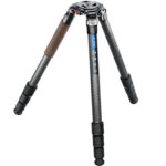 Leofoto LN-404C Tripod carbon Mountain-serie met gedeeltelijk uitgeklapte poten en bruine schuimrubberen handgreep.