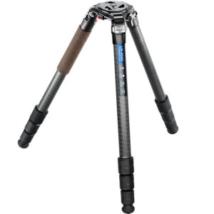 Leofoto LN-404C Tripod carbon Mountain-serie met gedeeltelijk uitgeklapte poten en bruine schuimrubberen handgreep.