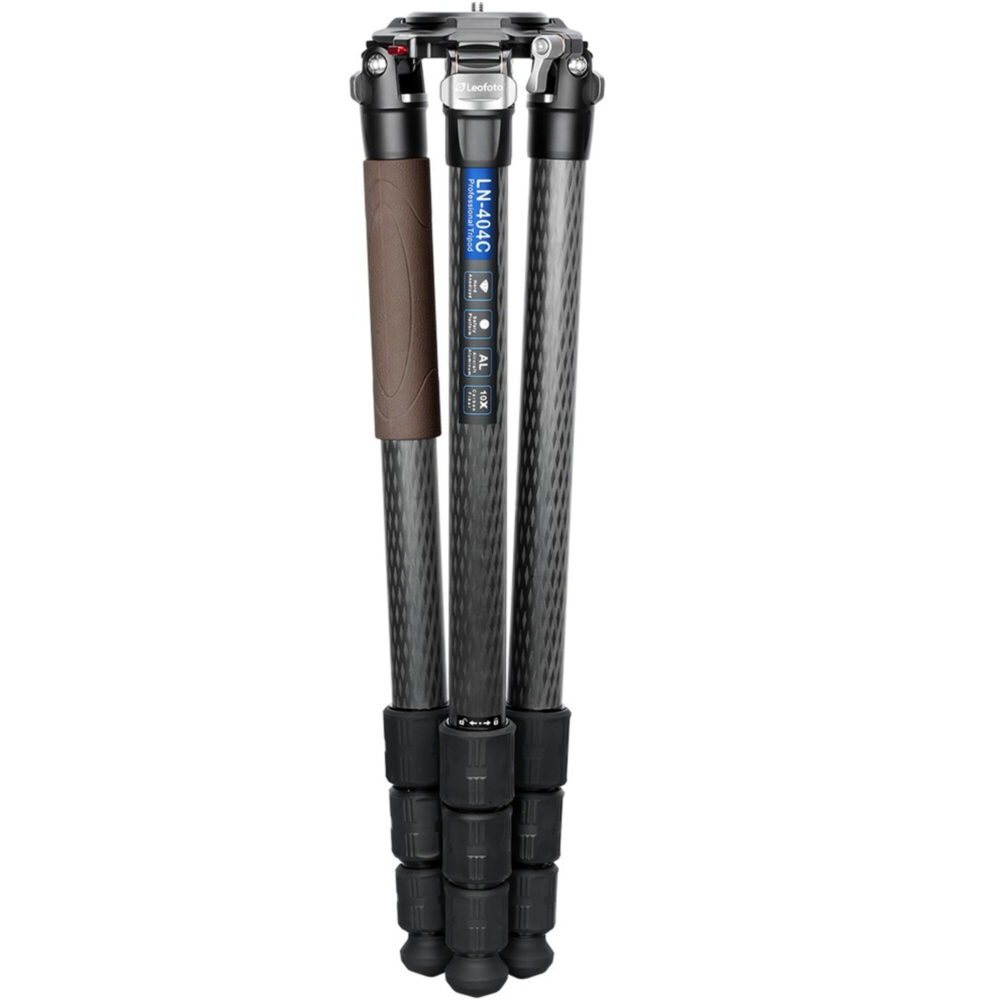 Leofoto LN-404C Tripod carbon Mountain-serie ingeklapt met drie samengevouwen poten en schuimrubber grip.