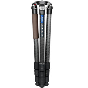 Leofoto LN-404C Tripod carbon Mountain-serie ingeklapt met drie samengevouwen poten en schuimrubber grip.