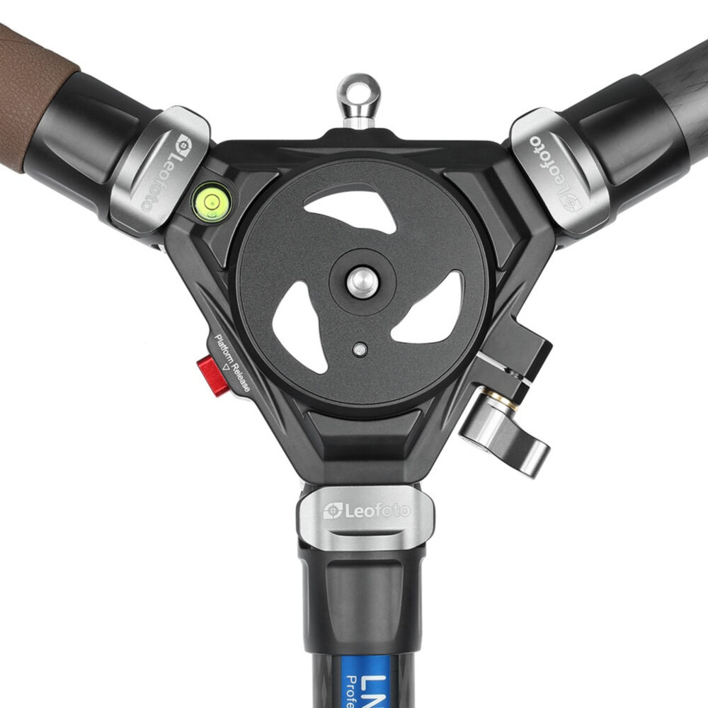 Leofoto LN-404C Tripod bovenaanzicht van driehoekige montageplaat met 3/8-schroef, waterpas en rode veiligheidspinnen.