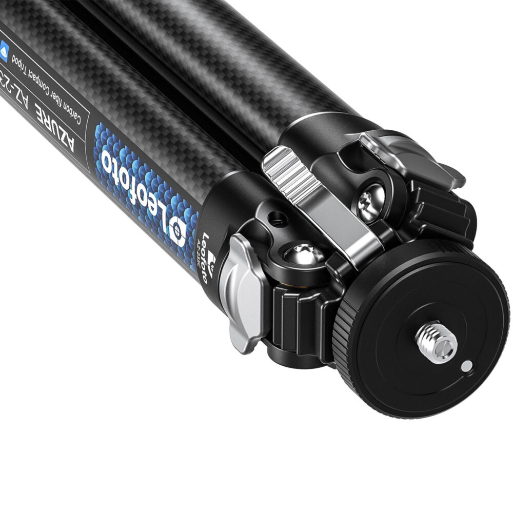 Leofoto AZ-235C Tripod detail van opgevouwen poten met rubbervoeten en geïntegreerde spikes