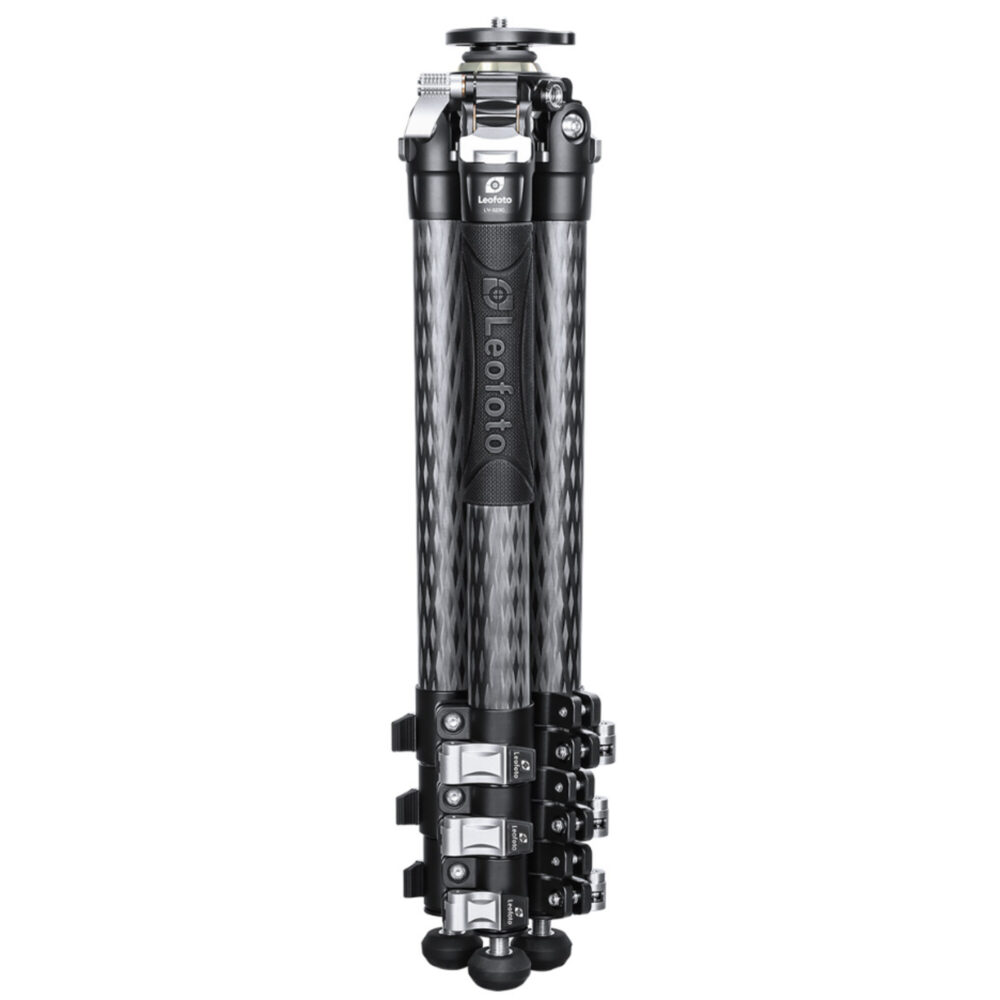 Leofoto LV-324C Tripod ingeklapt zijaanzicht als compact reisstatief met samengevouwen poten
