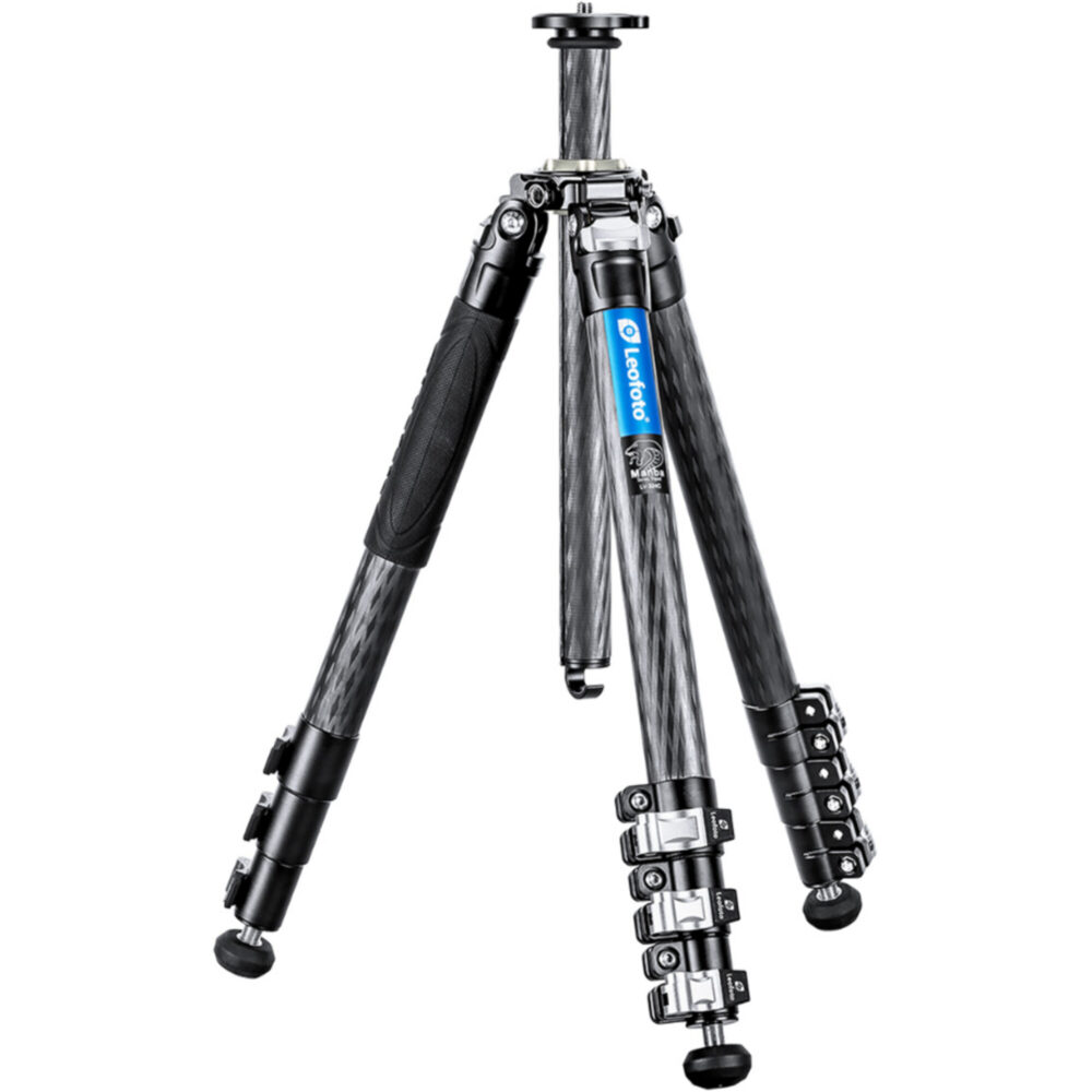 Leofoto LV-324C Tripod volledig uitgeklapt vooraanzicht met carbon poten en middenszuil op werkhoogte
