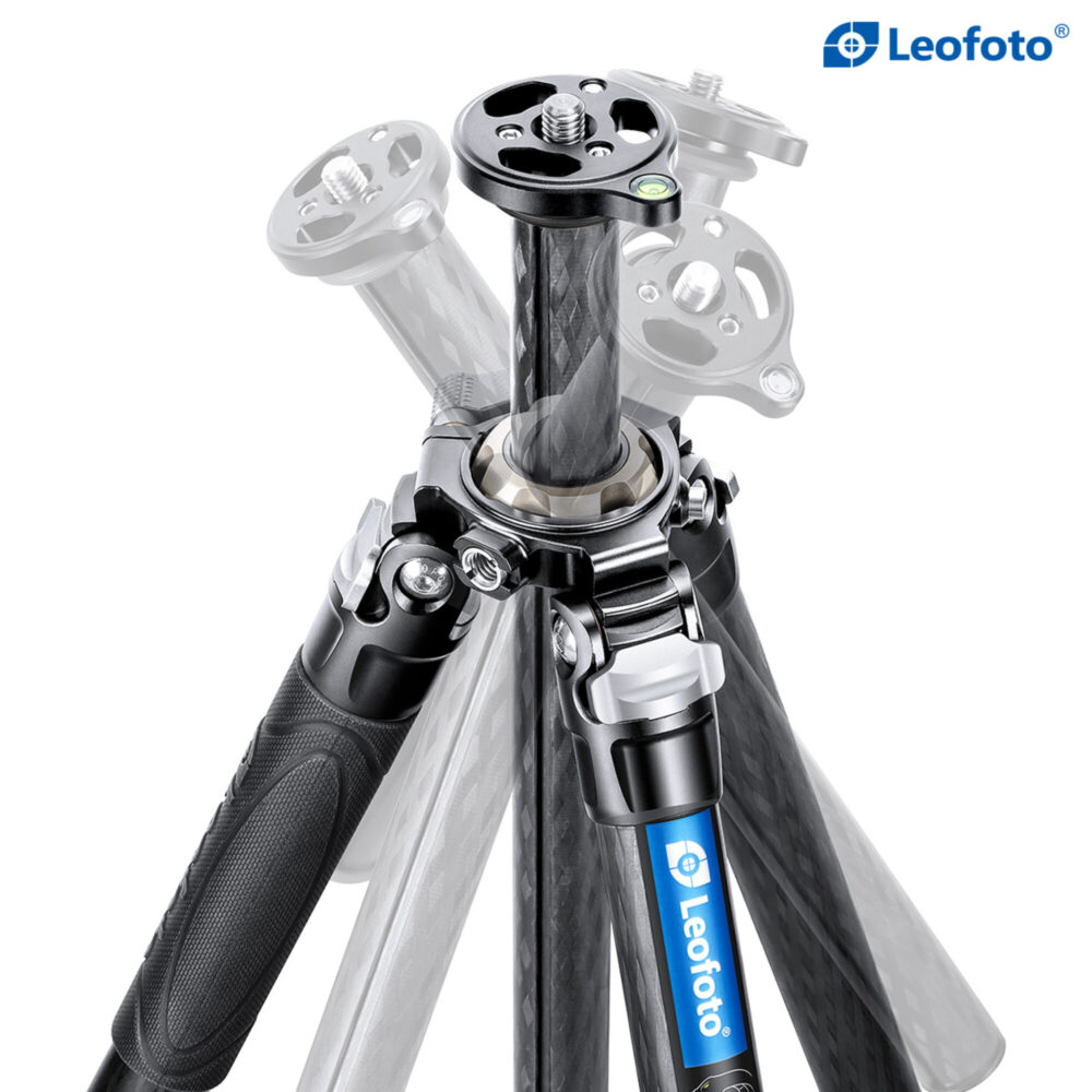 Leofoto LV-324C Tripod close-up van hand die de rubber beklede snelklem aan een statiefbeen bedient