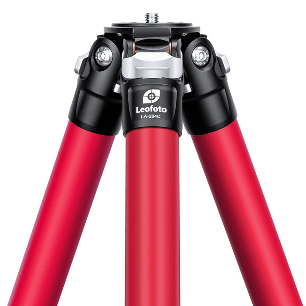 Leofoto LA-284C Tripod close-up van statiefschouder en pootaanzet met Leofoto-logo
