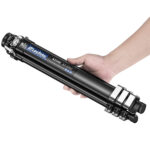 Leofoto AZ-204C Tripod in de hand getoond voor formaat en draagbaarheid