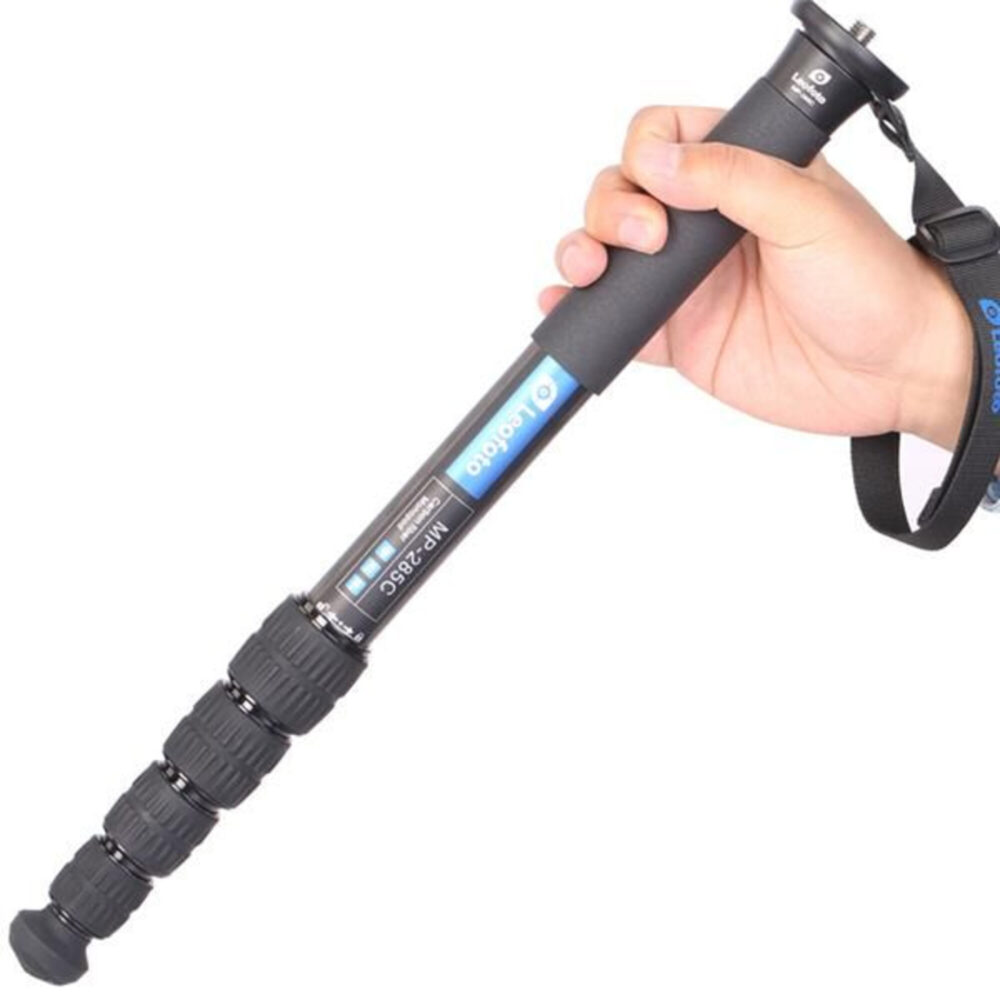 Leofoto MP-285C Monopod in de hand met grip en vergrendelringen