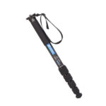 Leofoto MP-285C Monopod schuin aanzicht ingeschoven met polsriem en twist-lock secties