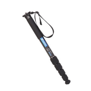 Leofoto MP-285C Monopod schuin aanzicht ingeschoven met polsriem en twist-lock secties