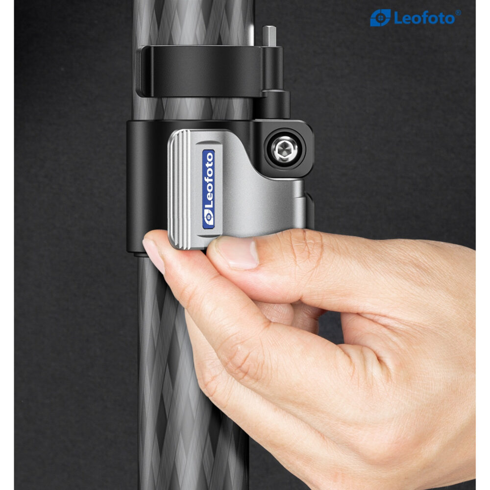 Leofoto MPC-326C Monopod close-up van hand die de klemhendel bedient voor snelle hoogteverstelling