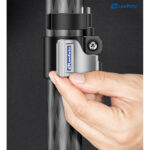 Leofoto MPC-366C Monopod close-up van hand die de klemhendel bedient voor snelle hoogteverstelling