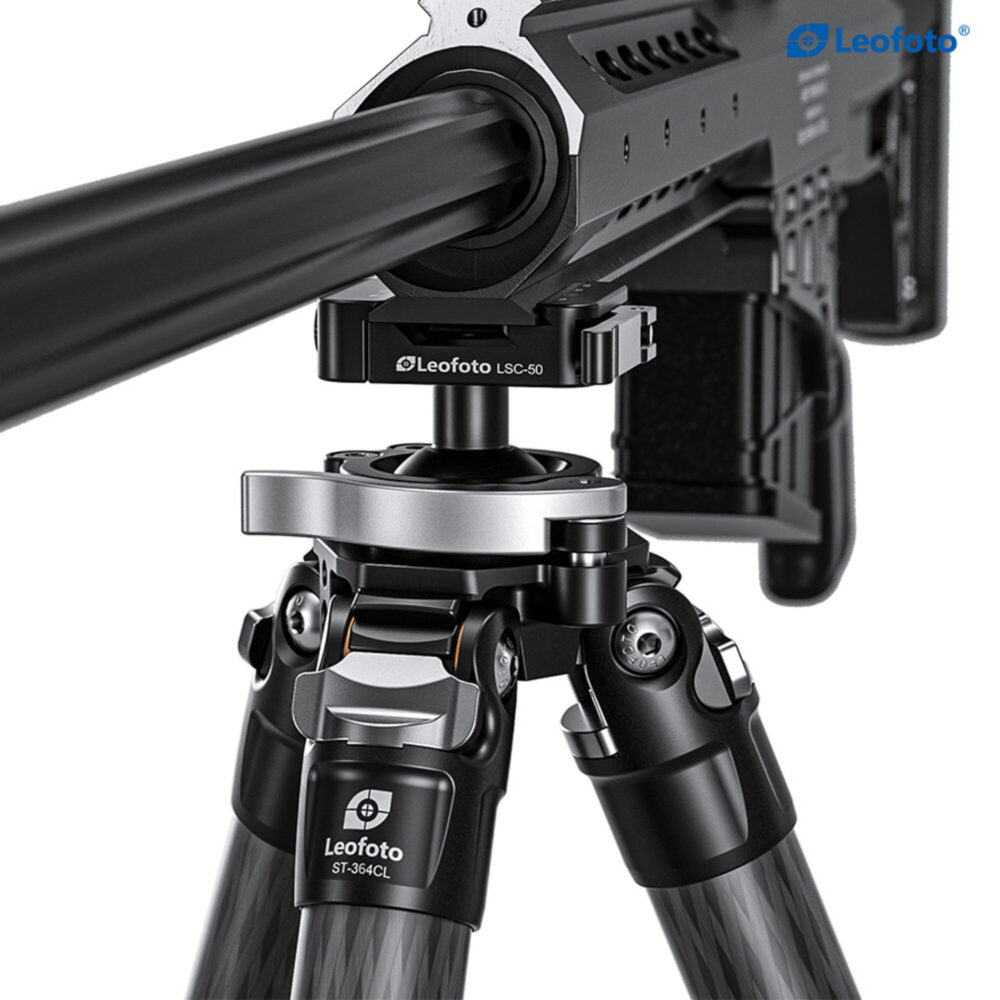 Leofoto ST-364CL Tripod close-up van geweeropname op de nivelleerbasis onder de handguard