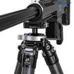 Leofoto ST-364CL Tripod close-up van geweeropname op de nivelleerbasis onder de handguard