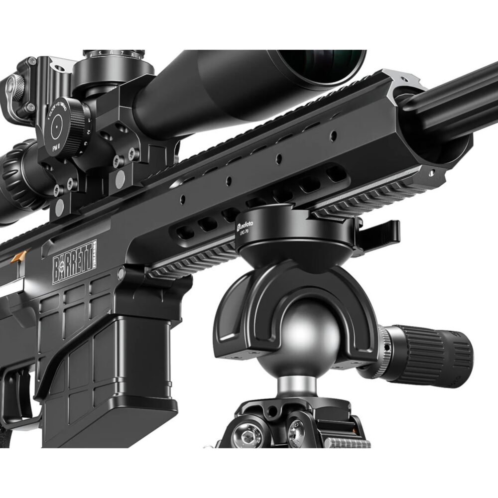 Leofoto SA-404CLX Geweerstatief close-up van geweer bevestigd in Picatinny en Arca-Swiss compatibele klem