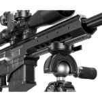 Leofoto SA-404CLX Geweerstatief close-up van geweer bevestigd in Picatinny en Arca-Swiss compatibele klem