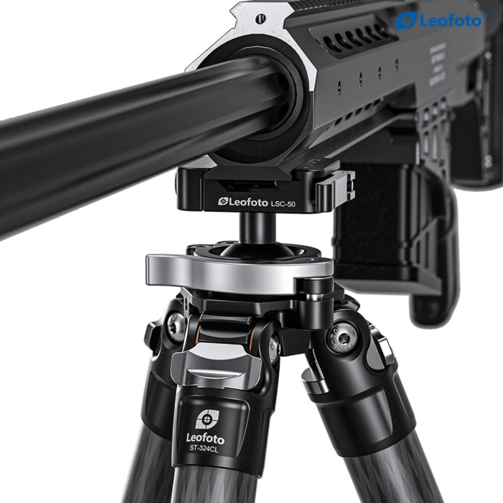 Leofoto ST-324CL Carbon Statief close-up van geweeropname op de nivelleerbasis onder de handguard