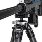 Leofoto ST-324CL Carbon Statief close-up van geweeropname op de nivelleerbasis onder de handguard
