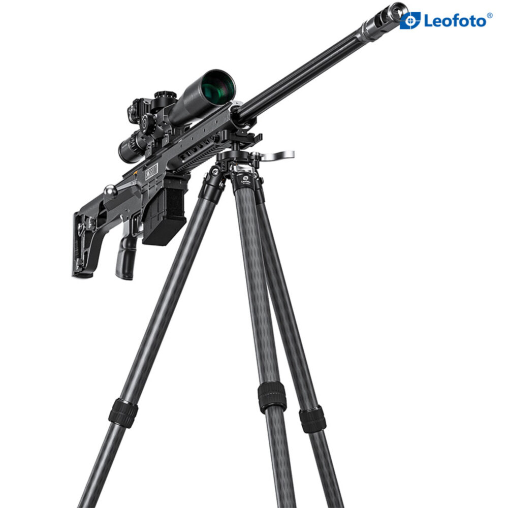 Leofoto ST-324CL Carbon Statief geweer gemonteerd op statief in staande schiethouding