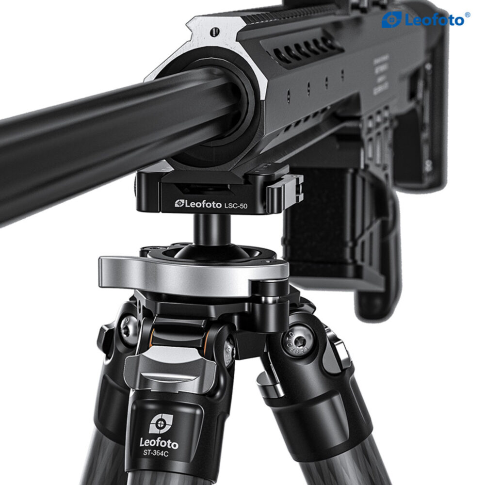 Leofoto ST-364C Tripod close-up van geweeropname op de nivelleerbasis onder de handguard