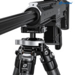 Leofoto ST-364C Tripod close-up van geweeropname op de nivelleerbasis onder de handguard