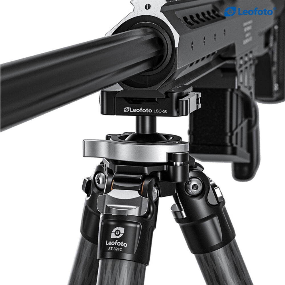 Leofoto ST-324C Tripod detail van geweermontage onder de handguard op statief