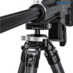 Leofoto ST-324C Tripod detail van geweermontage onder de handguard op statief